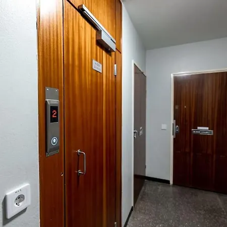 2ndhomes Cozy 1br W/ Balcony Next To Tram Stop Apartamento *