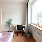 דירה 2ndhomes Cozy 1br W/ Balcony Next To Tram Stop *