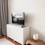 2ndhomes Cozy 1br W/ Balcony Next To Tram Stop *