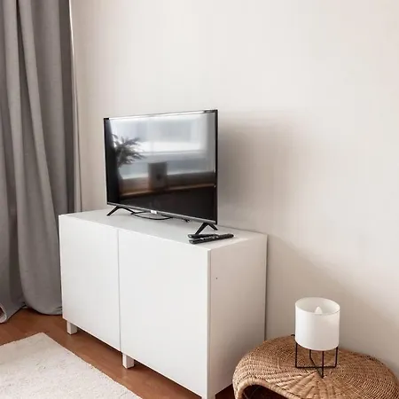 2ndhomes Cozy 1br W/ Balcony Next To Tram Stop *